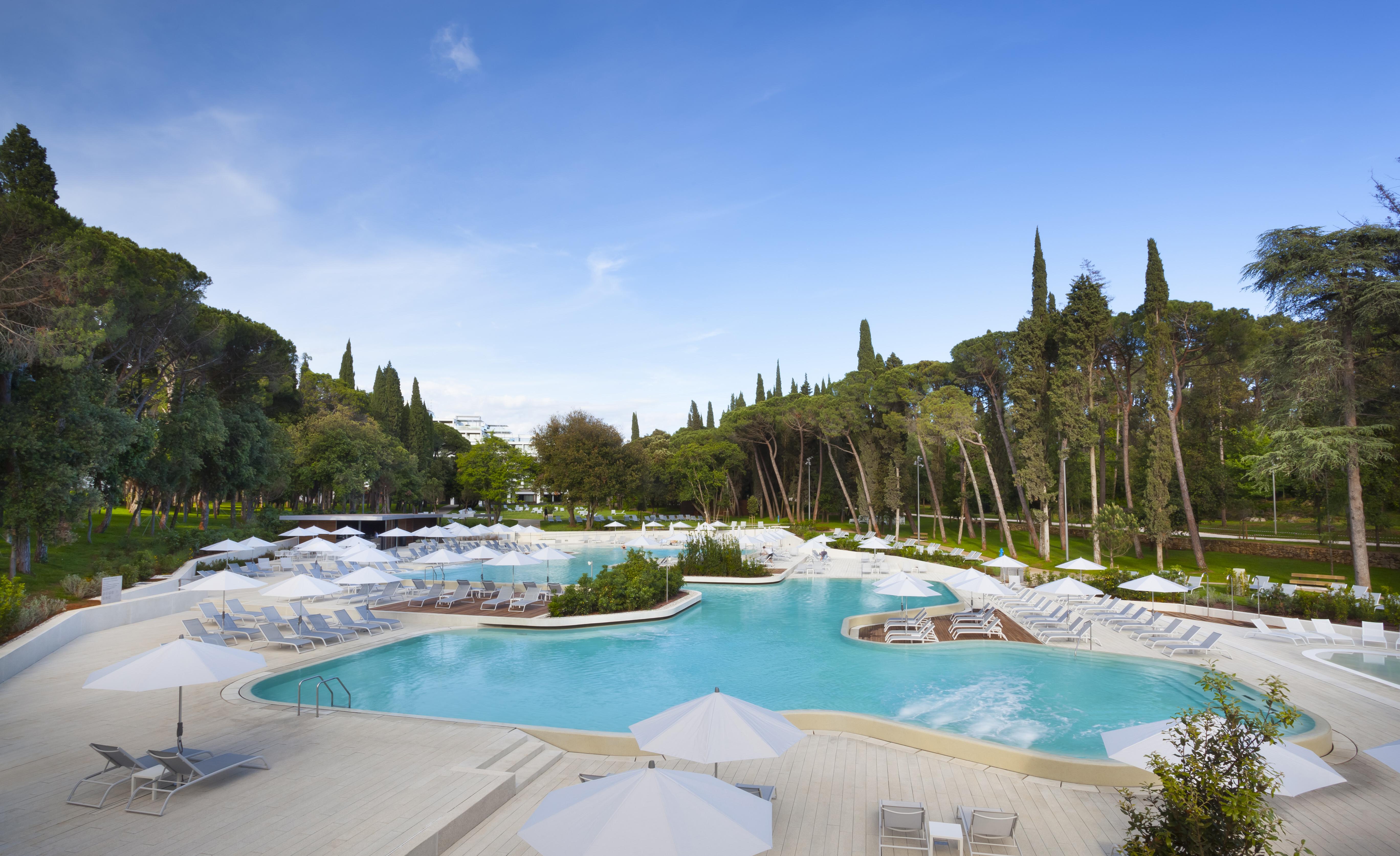 ホテル ローン ロヴィニ エクステリア 写真 The pool at the resort
