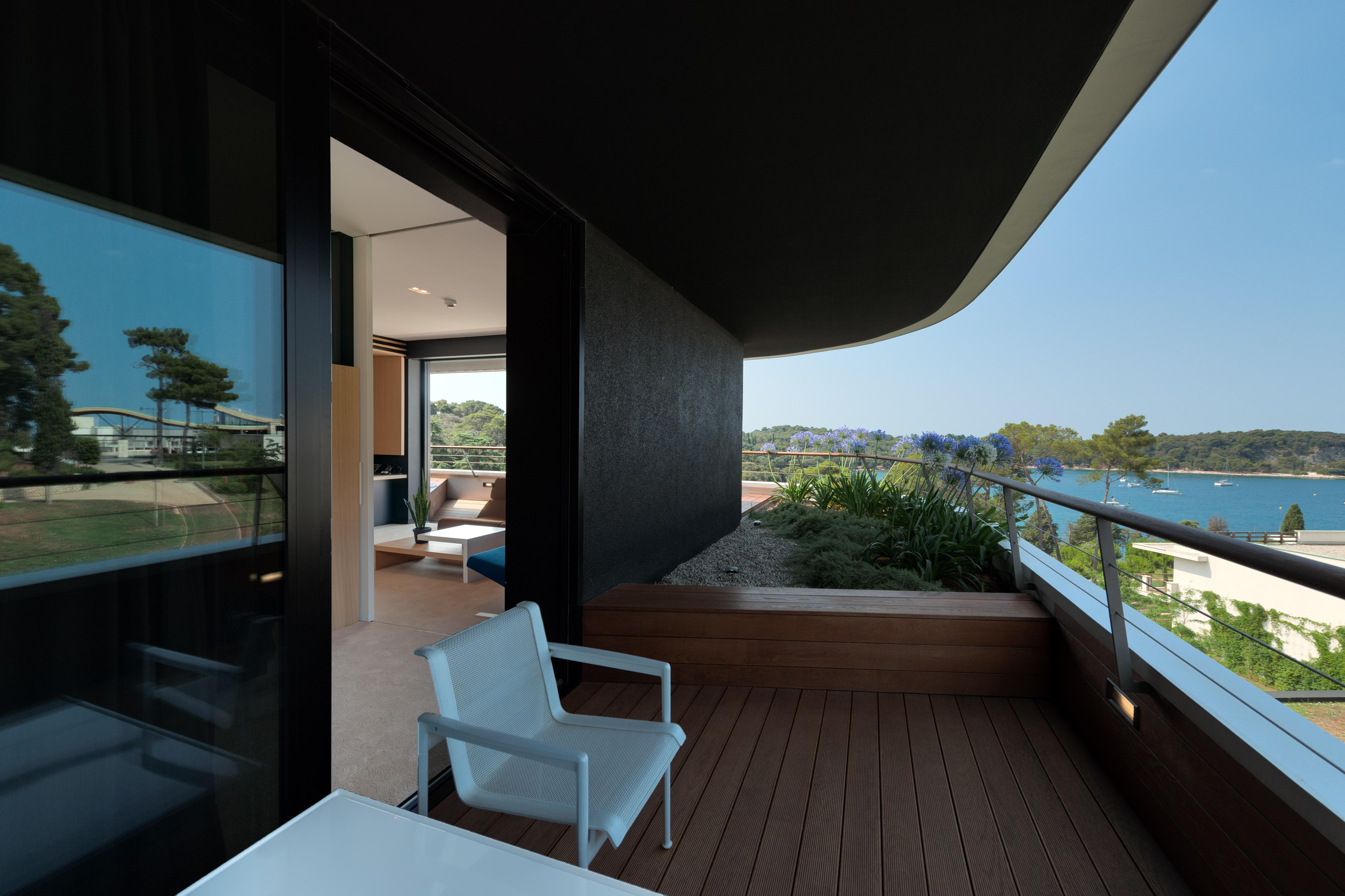 ホテル ローン ロヴィニ エクステリア 写真 Balcony