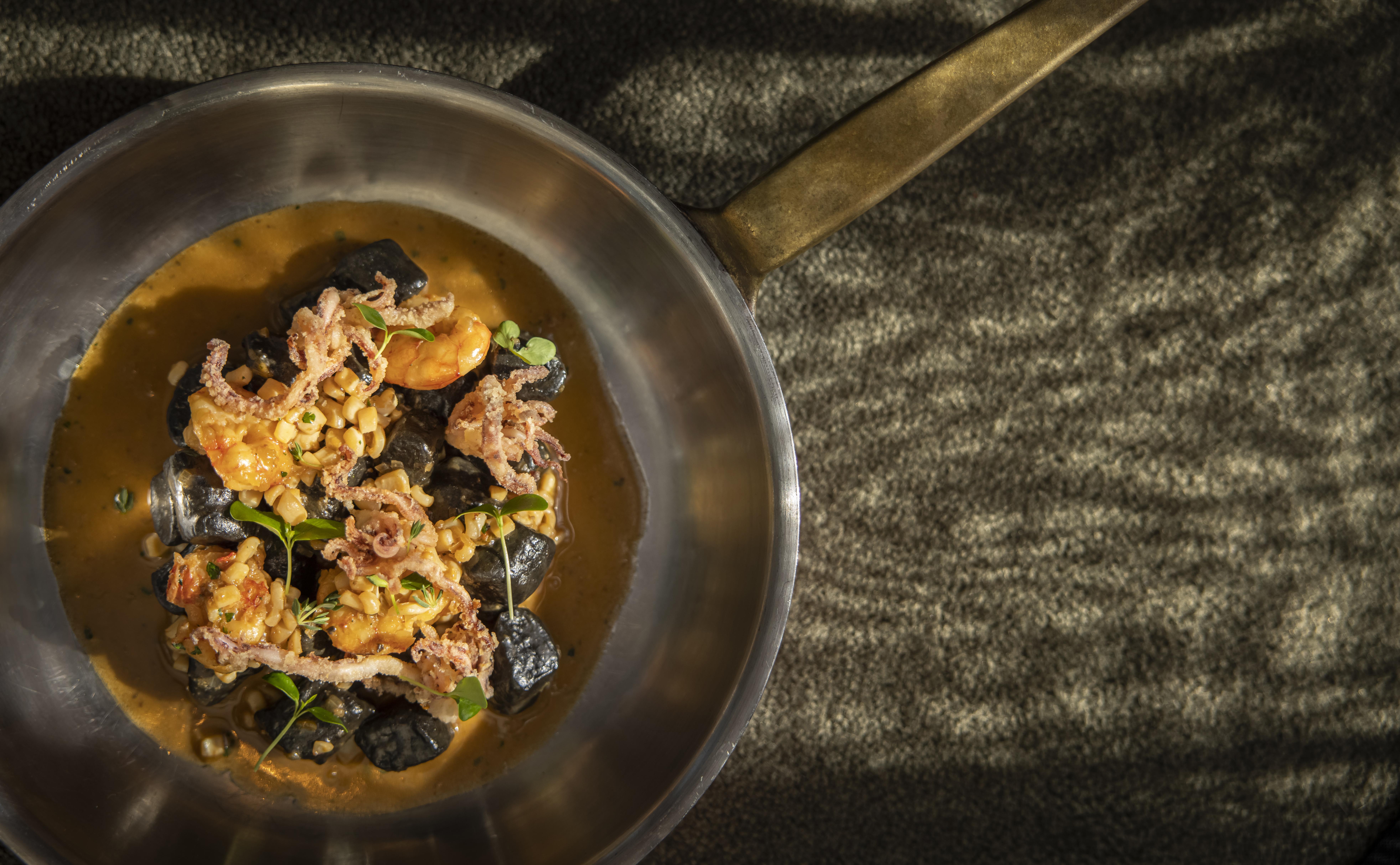 ホテル ローン ロヴィニ エクステリア 写真 A pan of stewed octopus