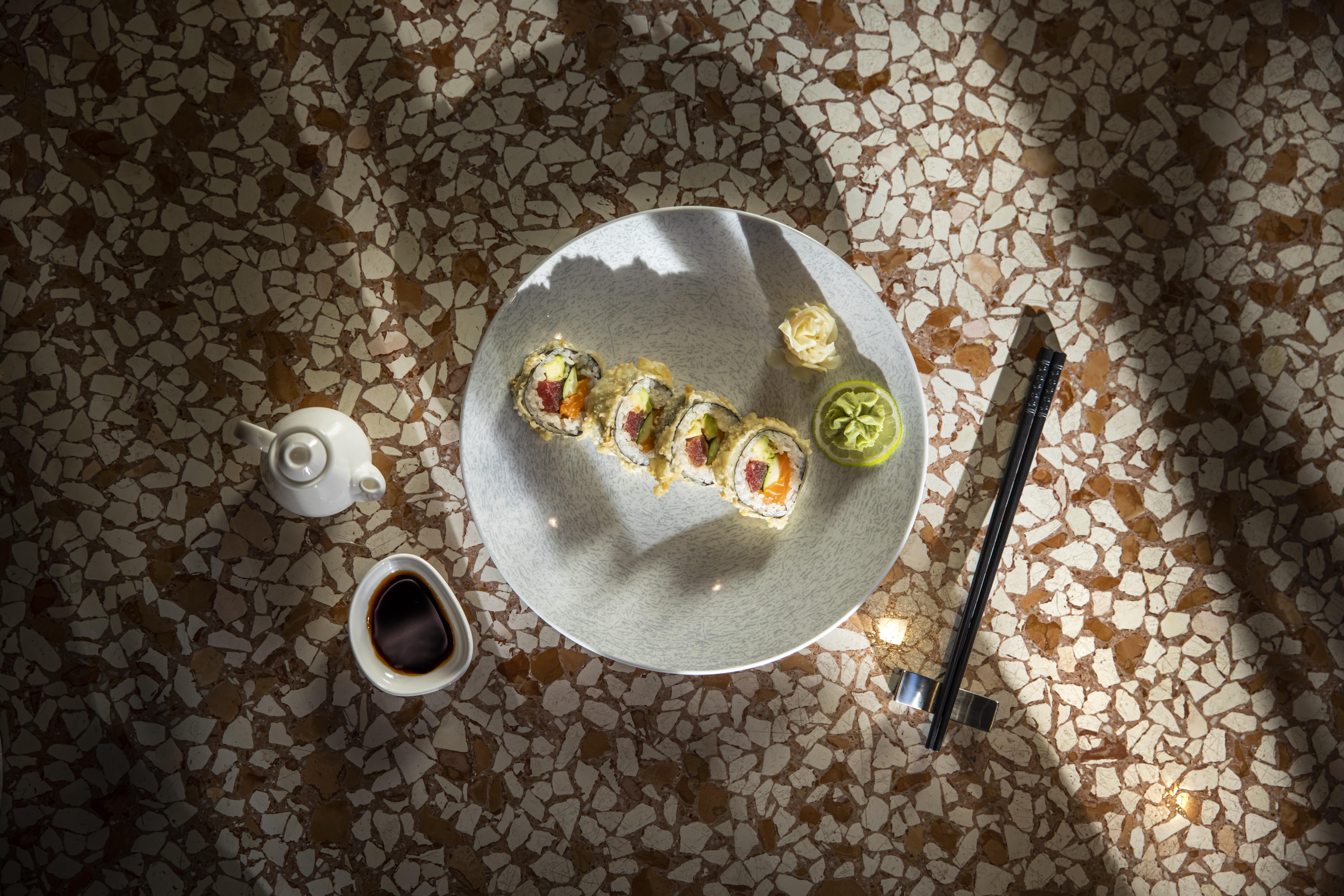 ホテル ローン ロヴィニ エクステリア 写真 A rendering of a sushi scene