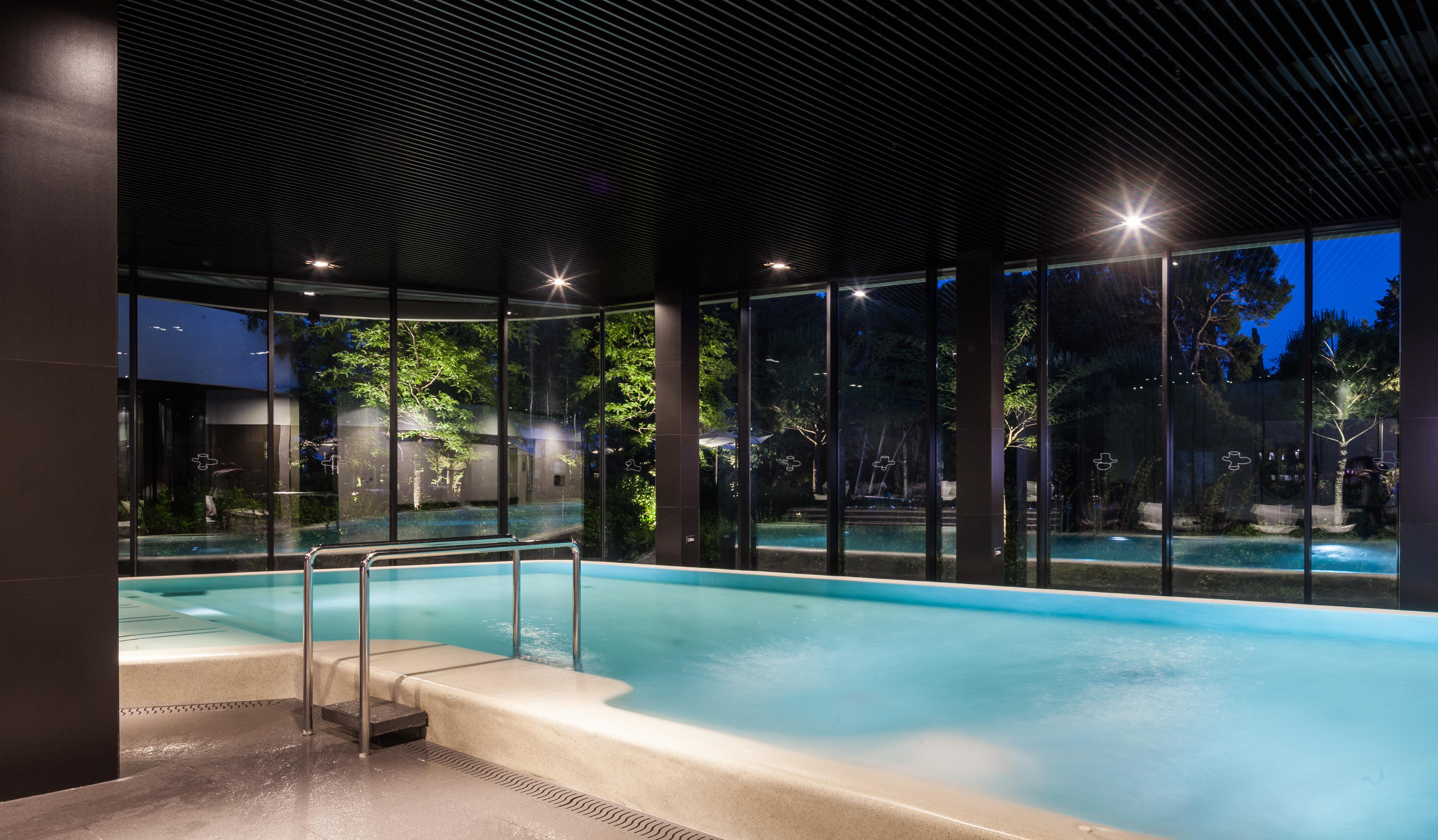 ホテル ローン ロヴィニ エクステリア 写真 The swimming pool at the hotel