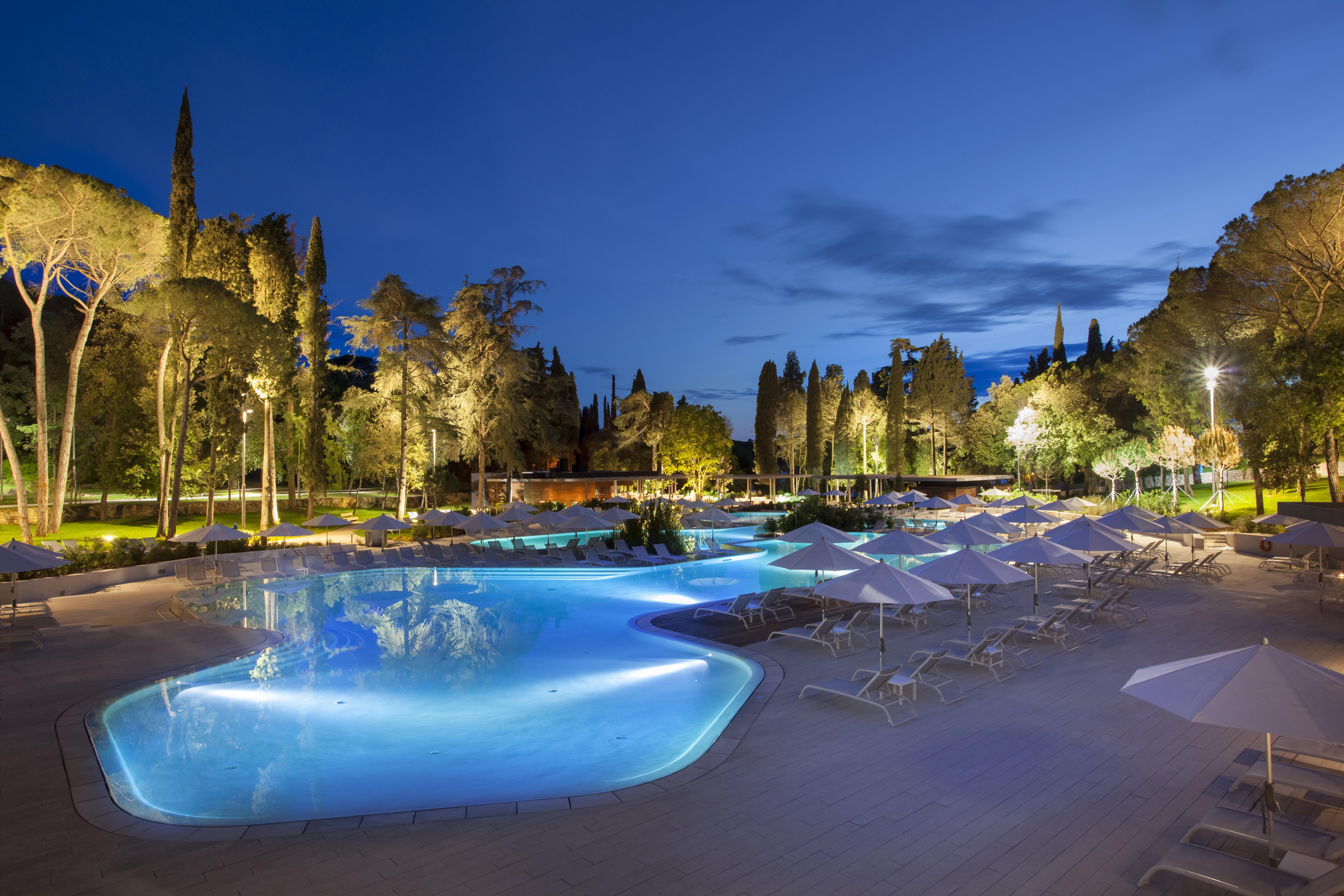 ホテル ローン ロヴィニ エクステリア 写真 The resort's main pool