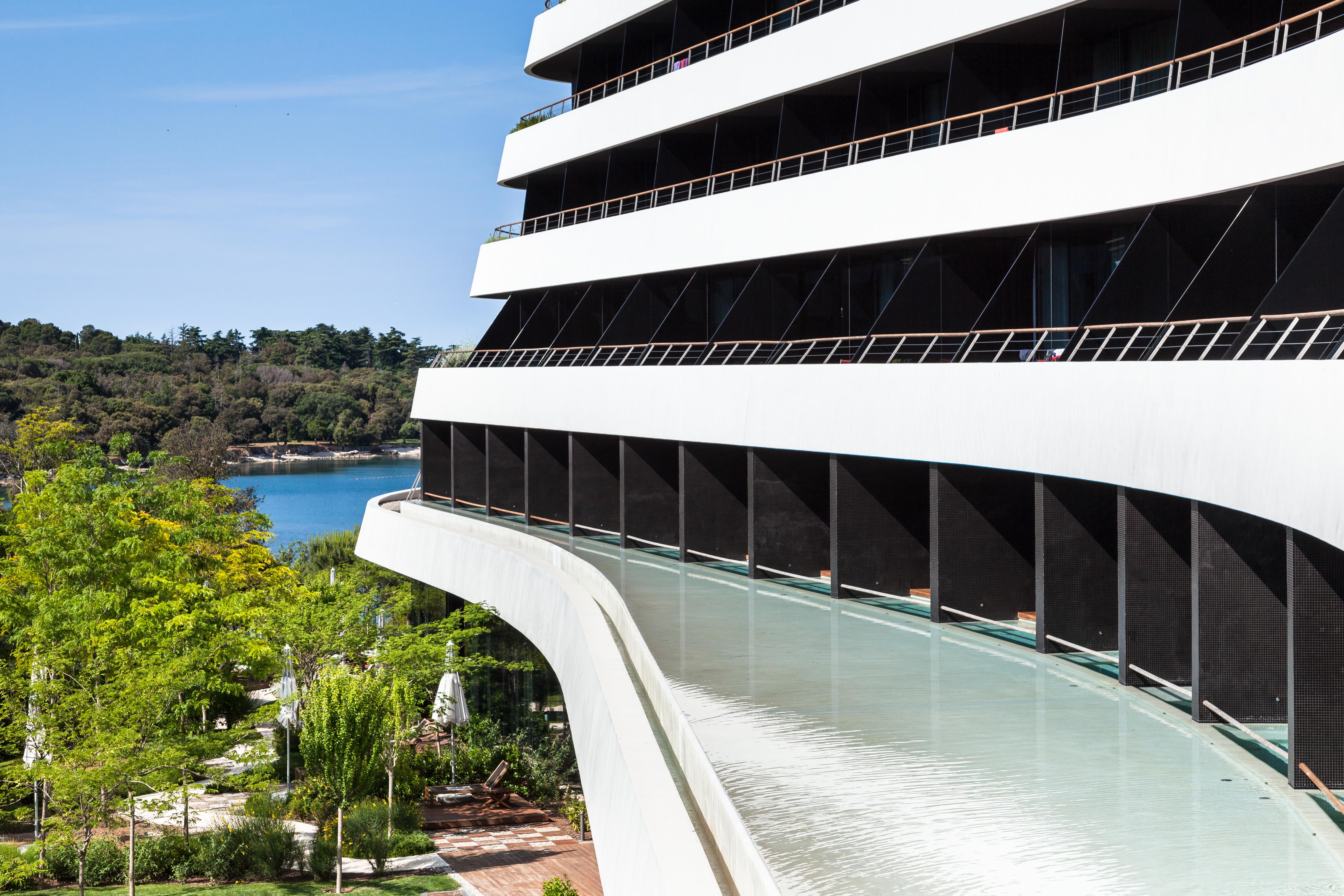 ホテル ローン ロヴィニ エクステリア 写真 The hotel's exterior