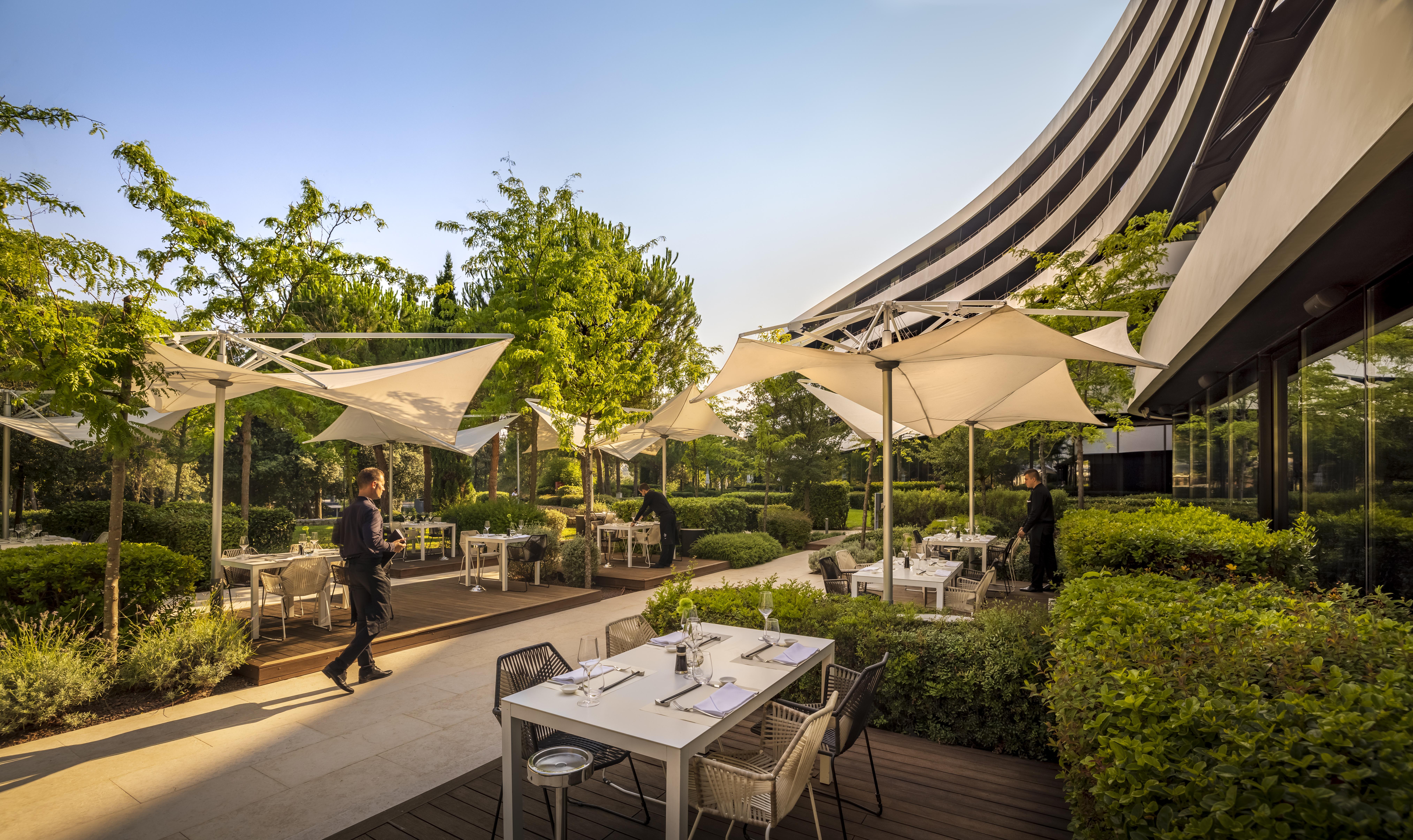 ホテル ローン ロヴィニ エクステリア 写真 The restaurant's terrace