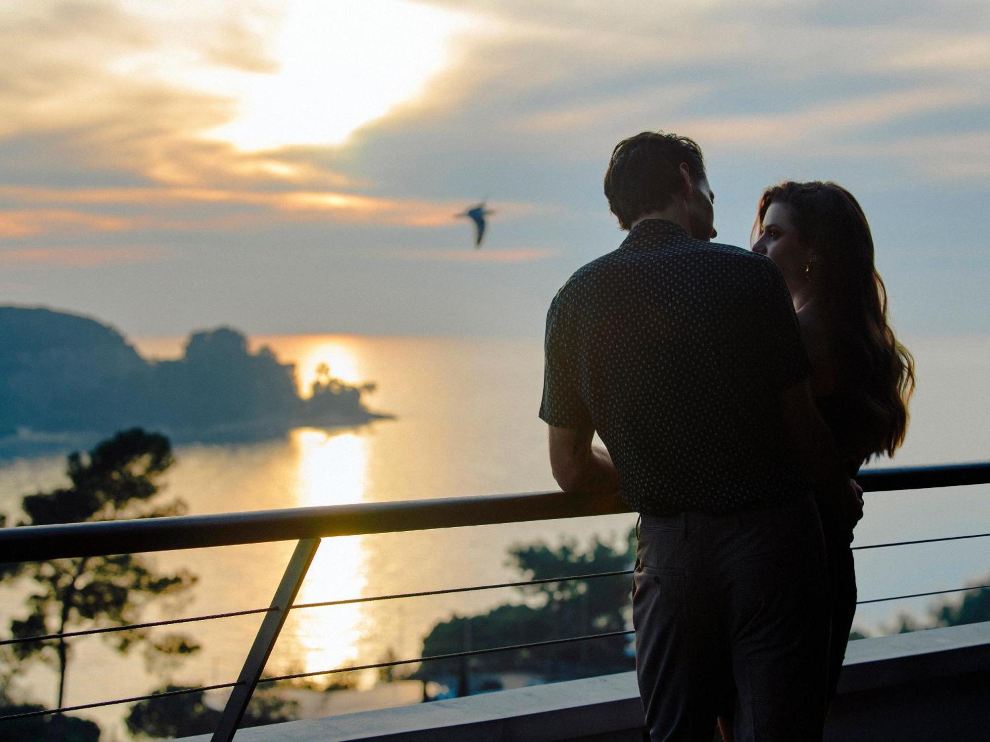 ホテル ローン ロヴィニ エクステリア 写真 Sunset at the resort