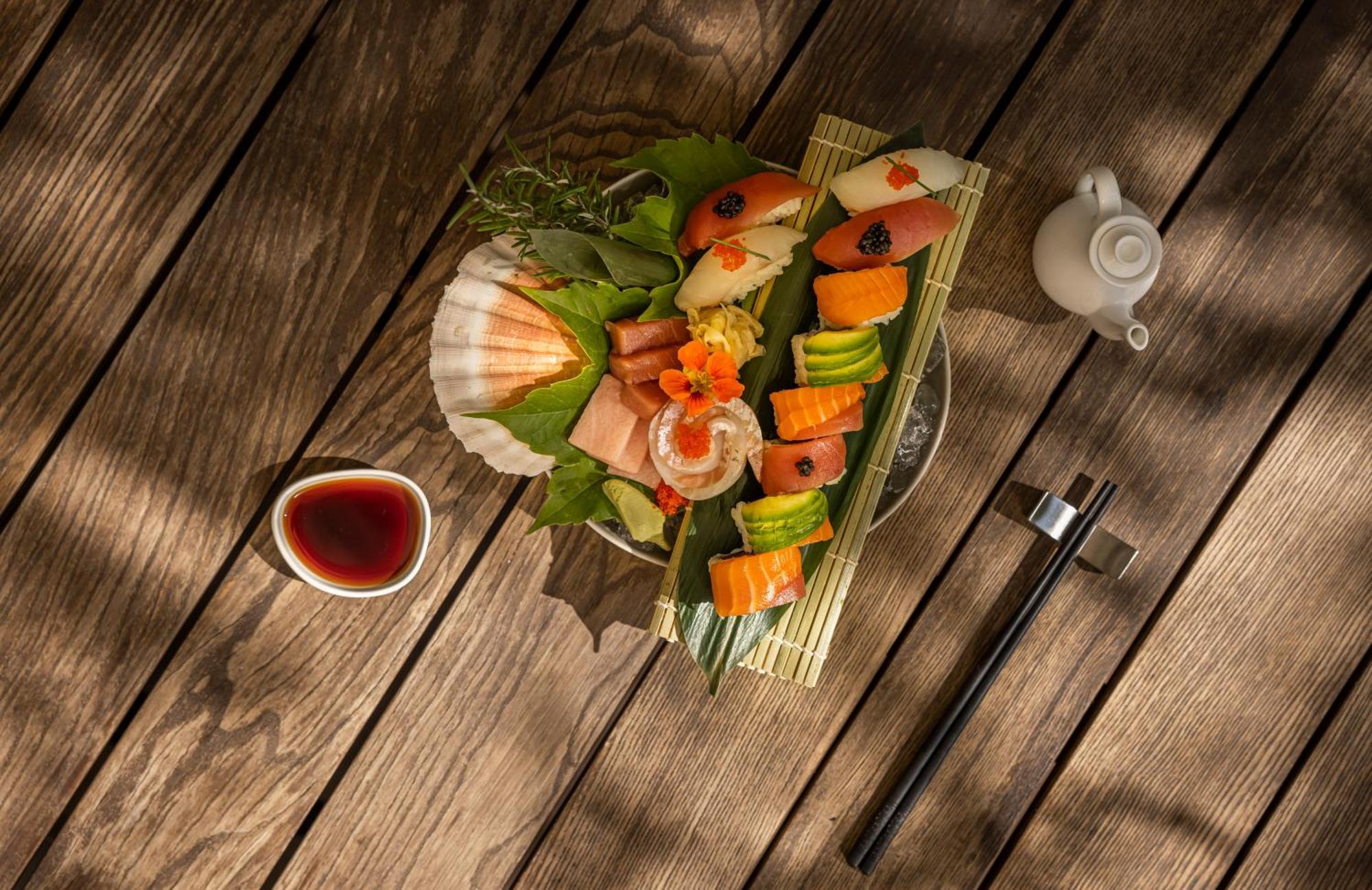 ホテル ローン ロヴィニ エクステリア 写真 A plate of yakitori